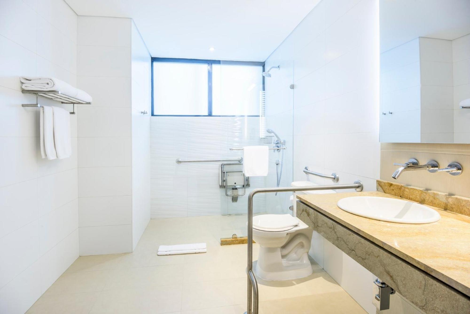 Express & Zona G By Ihg Hotel 4*