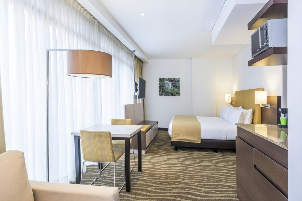 Hotel Express & Zona G By Ihg Bogota